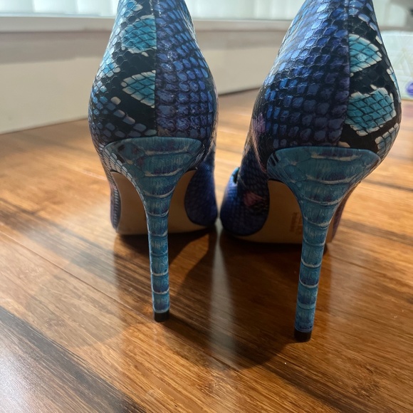 Charles and David Blue Snake Print Pointed Heels - Picture 3 of 4